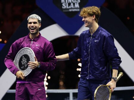 Теннис: Синнер побеждает Джоковича и выходит в финал Six Kings Slam против Алькараса